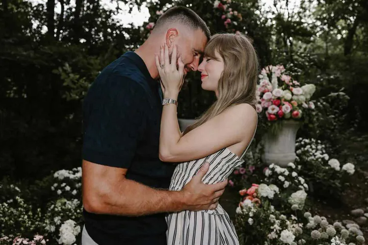 1000274585-1 Taylor Swift and Travis Kelce Announce Engagement
