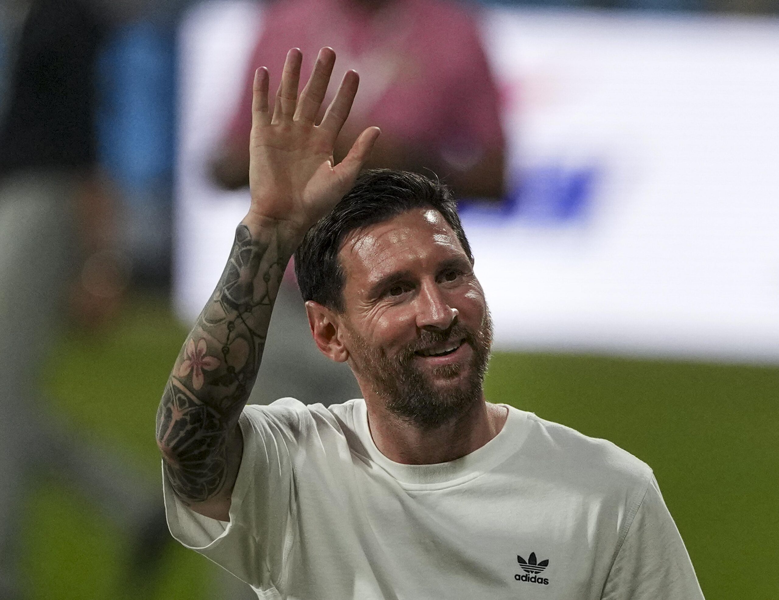 Lionel Messi and Luis Suárez waving to a packed crowd at a floodlit stadium in New Delhi