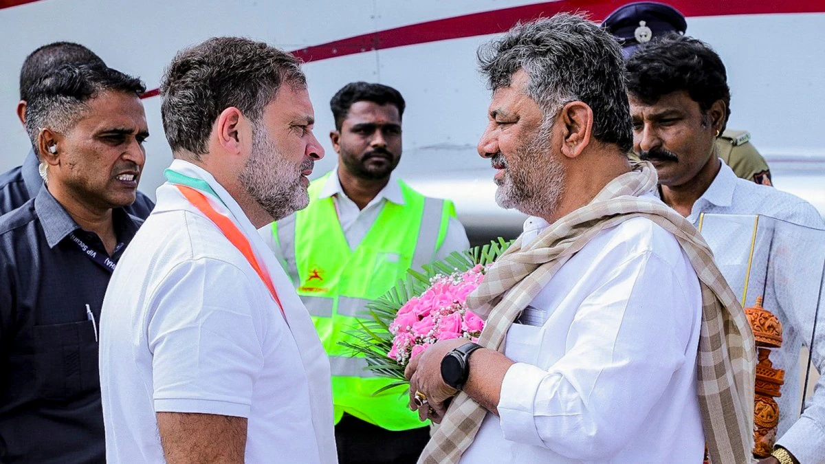 DK Shivakumar and Rahul Gandhi at Mysuru Airport