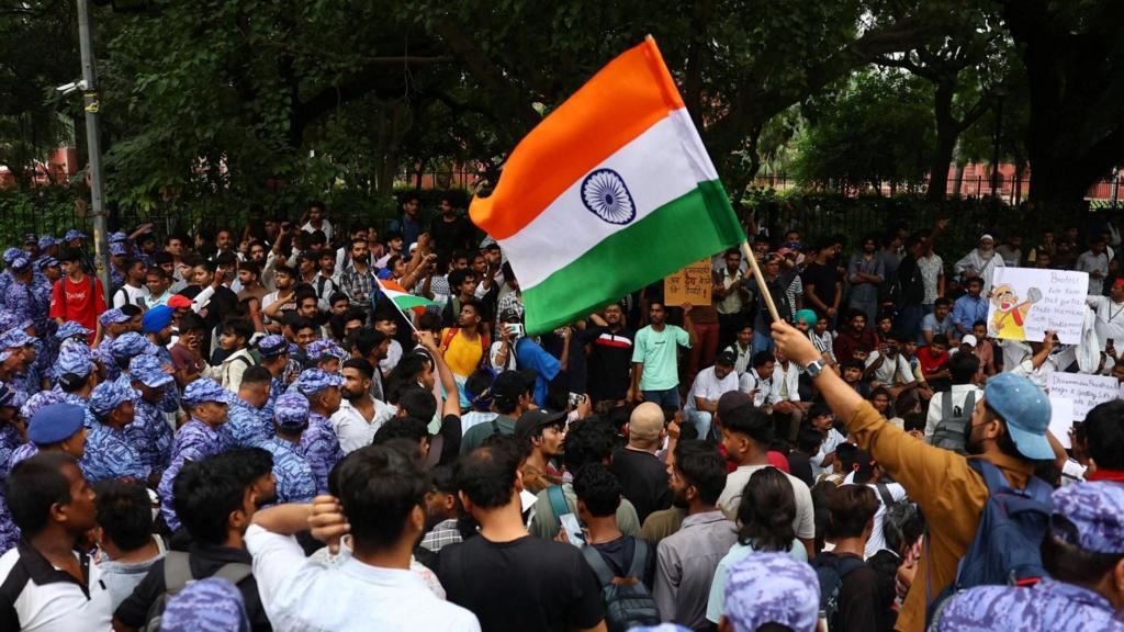 Student protesters at Jantar Mantar marching toward Parliament over paper leak row