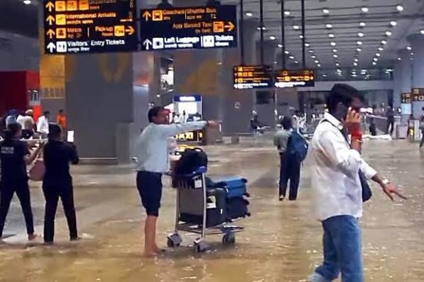 Capital Paralyzed: Heavy Downpours Inundate Delhi Airport Forecourts; Flight Operations and City Commutes Thrown into Turmoil