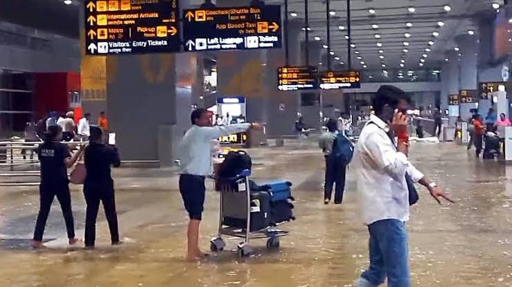Capital Paralyzed: Heavy Downpours Inundate Delhi Airport Forecourts; Flight Operations and City Commutes Thrown into Turmoil
