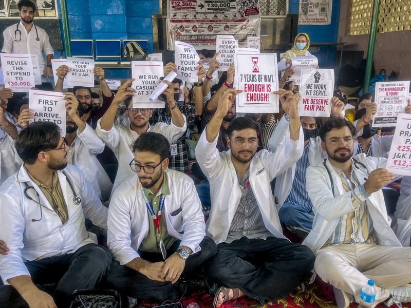 J&K Intern Doctors’ Indefinite Strike Enters Day 6: Medicos Demand Stipend Hike to ₹30,000, Warn of Fast-Unto-Death