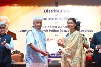 LG Manoj Sinha Hails JKPSC for Merit-Driven Era Since 2019, Hands Over Appointment Letters to 29 Police Officers