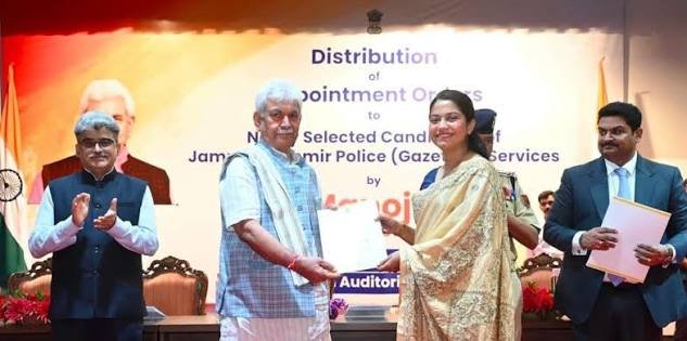 LG Manoj Sinha Hails JKPSC for Merit-Driven Era Since 2019, Hands Over Appointment Letters to 29 Police Officers