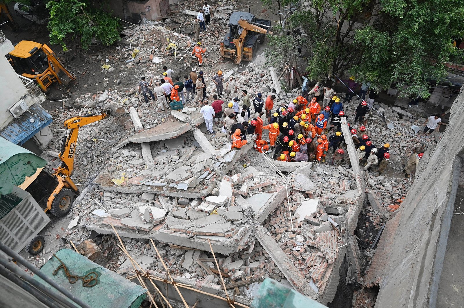 Tragedy in South Delhi: Five-Storey PG Hostel Collapses in Satya Niketan; 3 Dead, War-Footing Rescue Underway