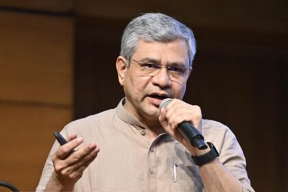 New Delhi : 28 OCT 2026  The Union Cabinet chaired by the Prime Minister Shri Narendra Modi today has approved to release an additional instalment of Dearness Allowance (DA) to Central Government employees and Dearness Relief (DR) to pensioners w.e.f. 01.07.2026 representing an increase of 3% over the existing rates of 60% of the Basic Pay/Pension, to compensate against price rise. The combined impact on the exchequer on account of increase in both Dearness Allowance and Dearness Relief would be Rs.10,016.10 crore per annum.  This will benefit about 48.54 lakh Central Government employees and 68.71 lakh pensioners. This increase is in accordance with the accepted formula, which is based on the recommendations of the  7th Central Pay Commission.